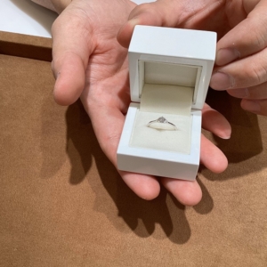 和歌山でプロポーズのための婚約指輪を見る