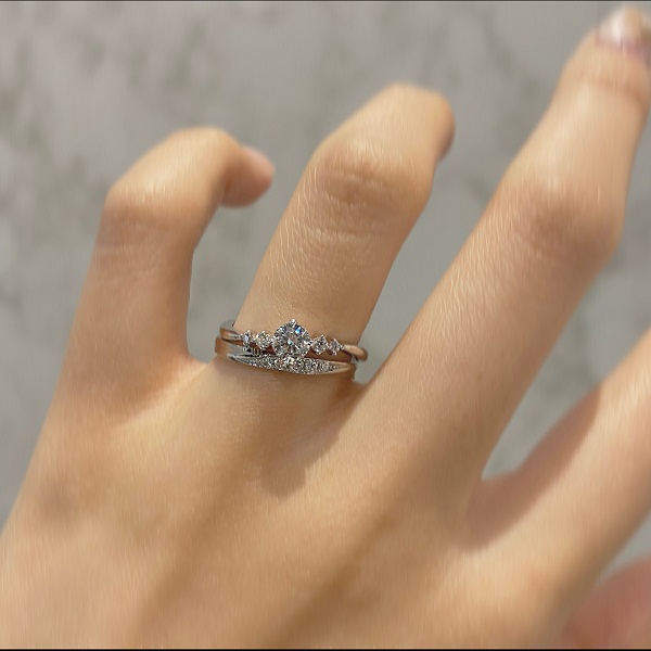 RosettE SPの結婚指輪とgardenオリジナルの婚約指輪の重ね付け