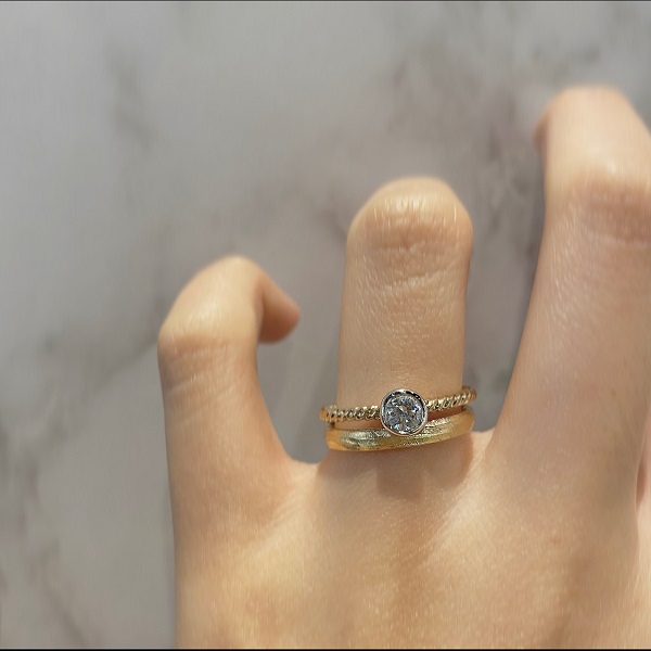 FISCHERの結婚指輪とgardenオリジナルの婚約指輪の重ね付け