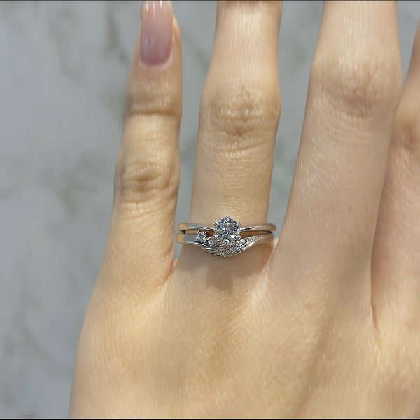 RosettEの結婚指輪とgardenオリジナルの婚約指輪の重ね付け