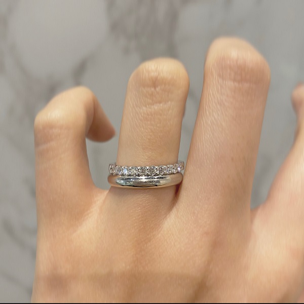 エタニティリングとシンプルな結婚指輪の重ね付け
