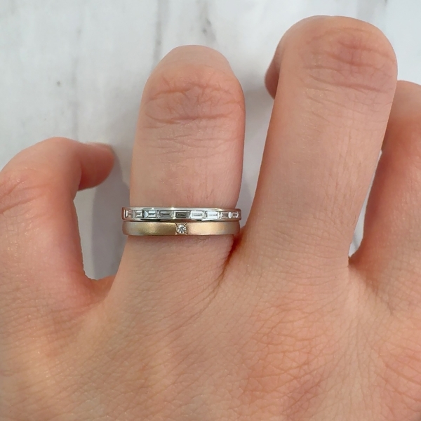 バケットカットダイヤモンドのエタニティリングと結婚指輪の重ね付け