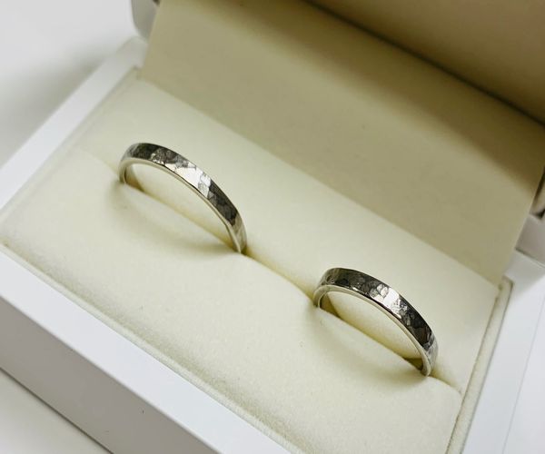 和歌山の手作り結婚指輪（マリッジリング）の表面加工槌目