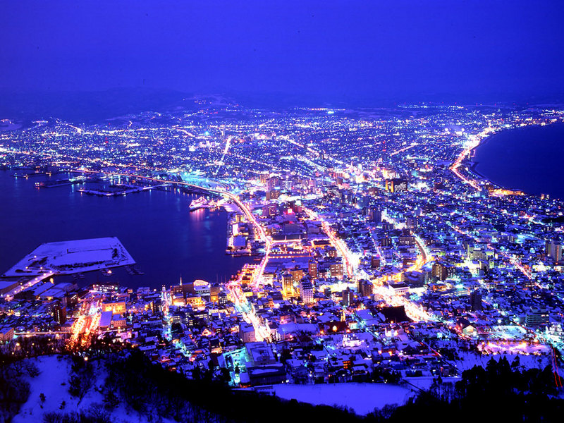 定番！日本三大夜景の函館山で夜景を見ながらプロポーズ写真雪と夜景
