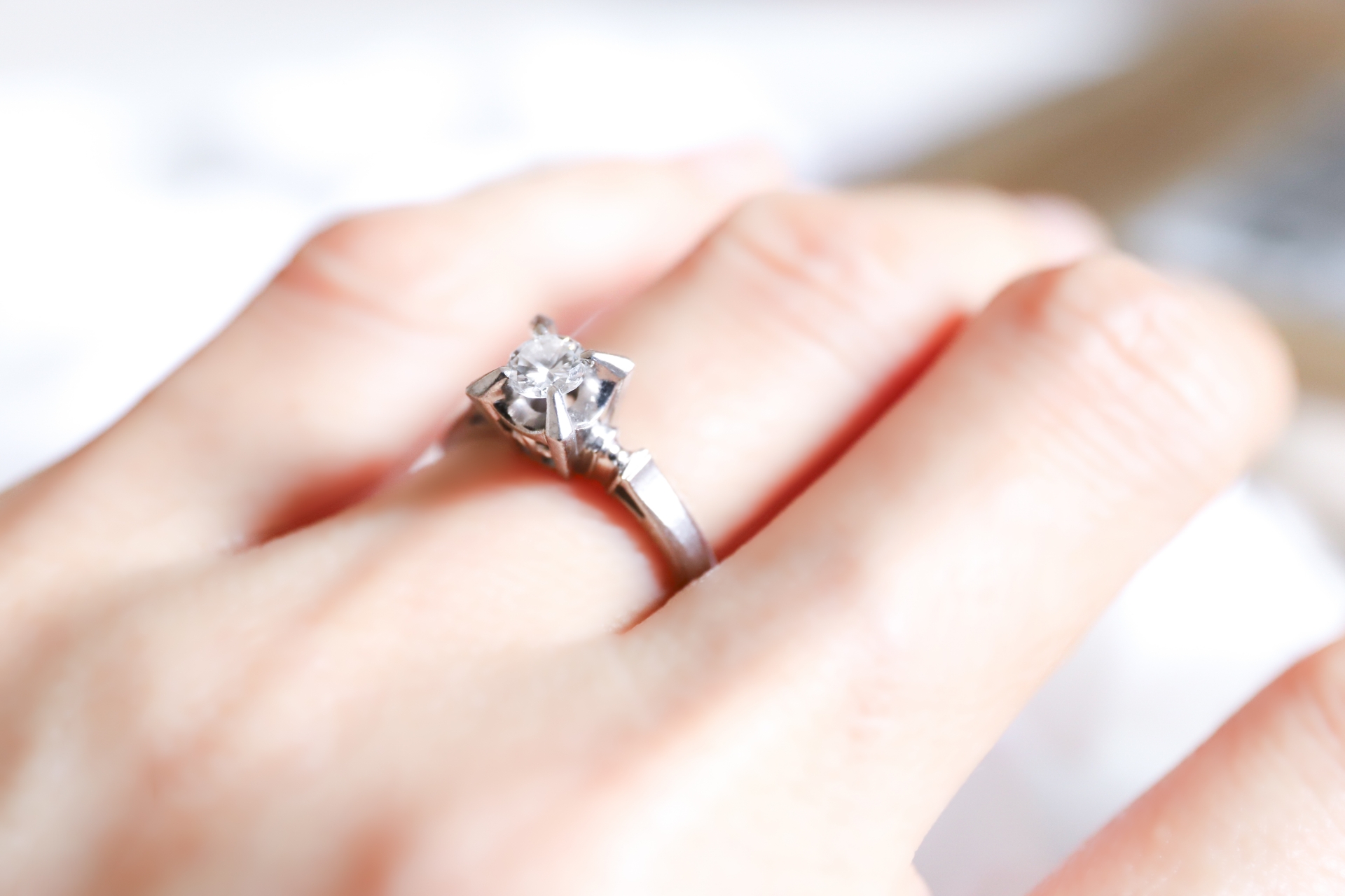 婚約指輪の購入時期はいつ婚約指輪を着けている写真