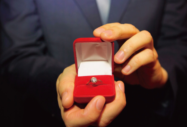 婚約指輪はサプライズで贈るべき？それとも二人で選ぶ？婚約指輪の探し方を解説！プロポーズの写真1