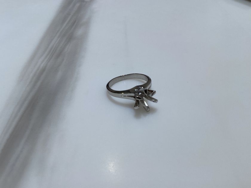 母から譲り受けた立て爪の婚約指輪をシンプル一粒ネックレスにリフォーム