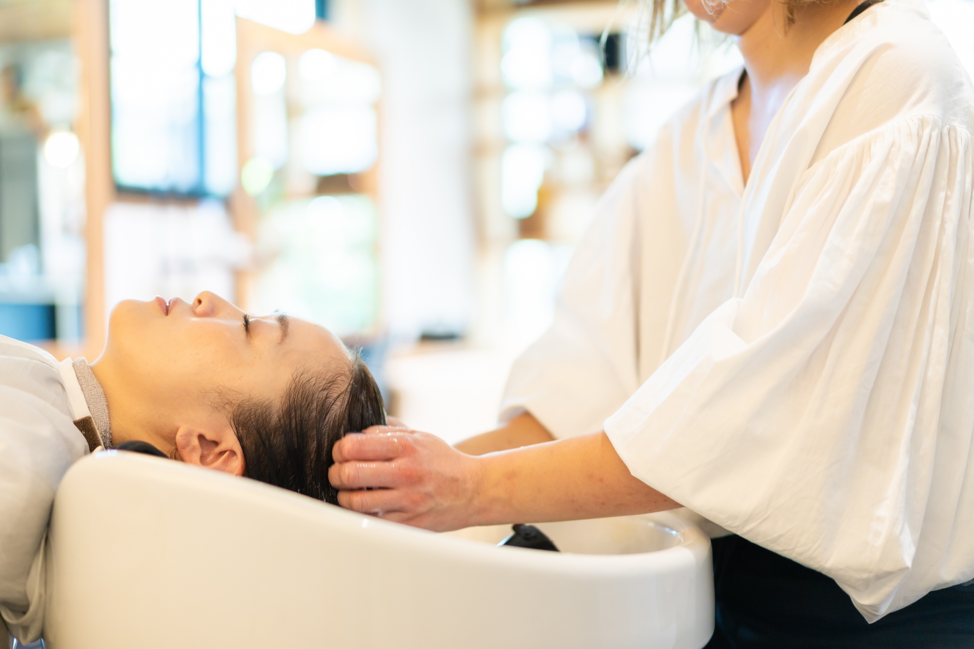 【2026年版】美容師の結婚指輪はどう選ぶ?水・薬剤に強い素材と仕事中の着用ルールを解説