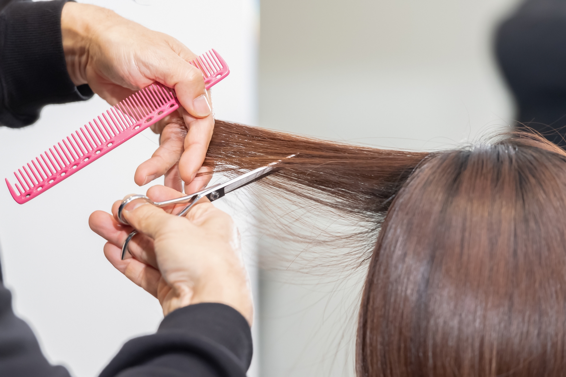 【2026年版】美容師の結婚指輪はどう選ぶ?水・薬剤に強い素材と仕事中の着用ルールを解説