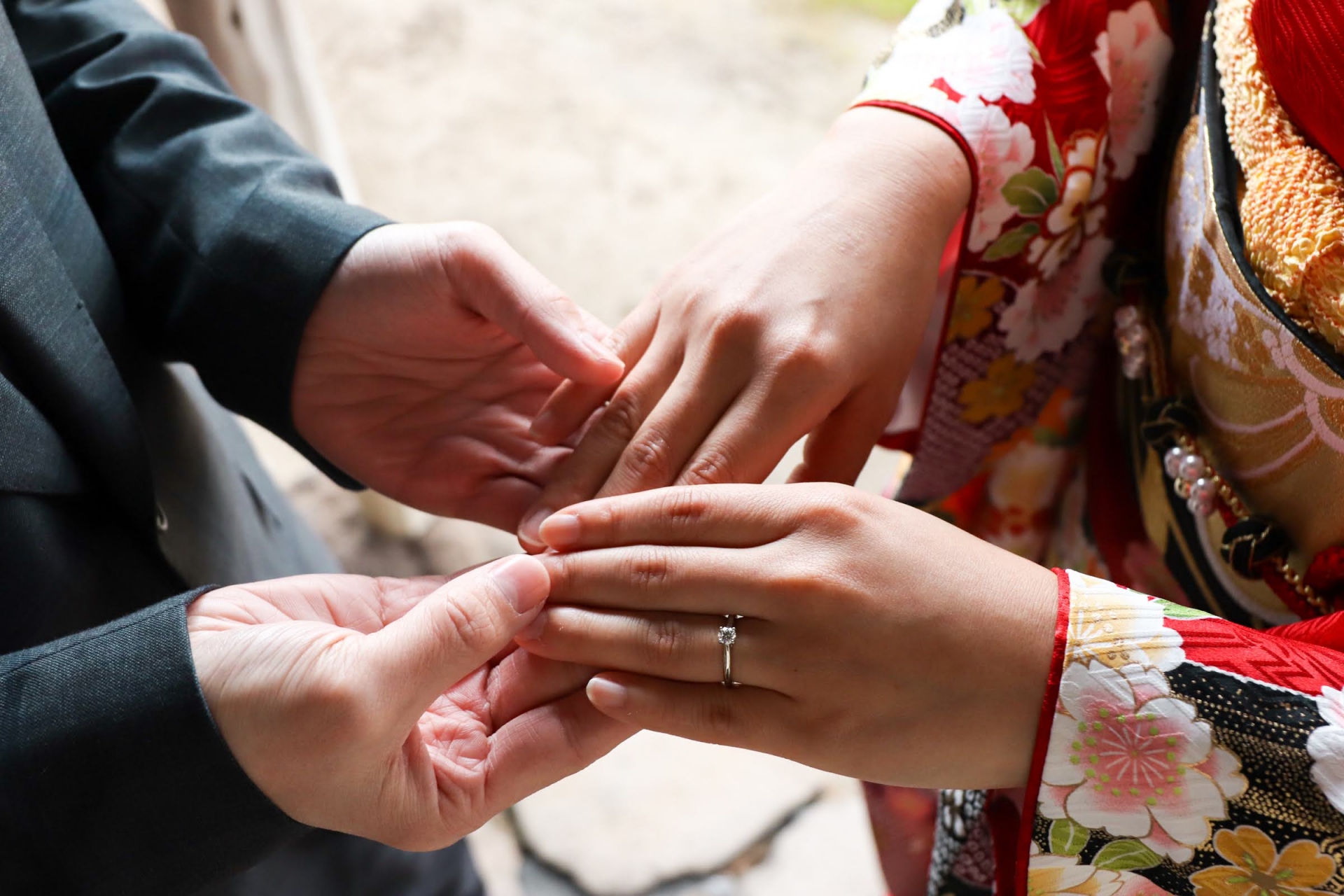 婚約指輪はいつ渡す？両親へのあいさつとのベストな順番を解説【和歌山】