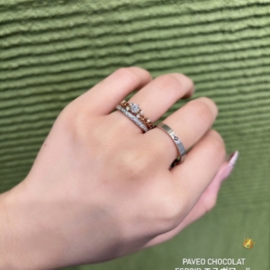 PAVEO CHOCOLAT（パヴェオショコラ）の婚約指輪と結婚指輪の重ね付け