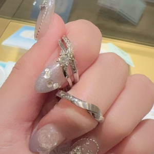 LITTLE MERMAID（ディズニー・リトルマーメイド）の婚約指輪と結婚指輪の重ね付け
