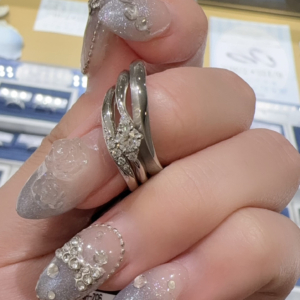 Something Blue Aither（サムシングブルーアイテール）の婚約指輪と結婚指輪の重ね付け
