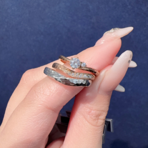 neu spur（ノイシュプール）の婚約指輪と結婚指輪の重ね付け