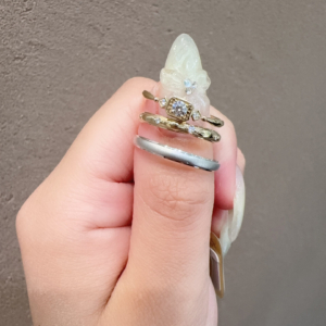 Beauty and the Beast（ディズニー美女と野獣）の婚約指輪と結婚指輪の重ね付け