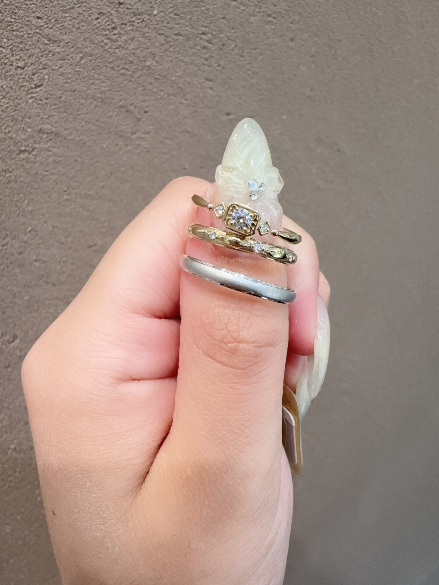 Beauty and the Beast(ディズニー美女と野獣)の婚約指輪と結婚指輪の重ね付け