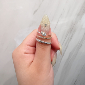 Coffret Couleur（コフレクルール）の婚約指輪と結婚指輪の重ね付け