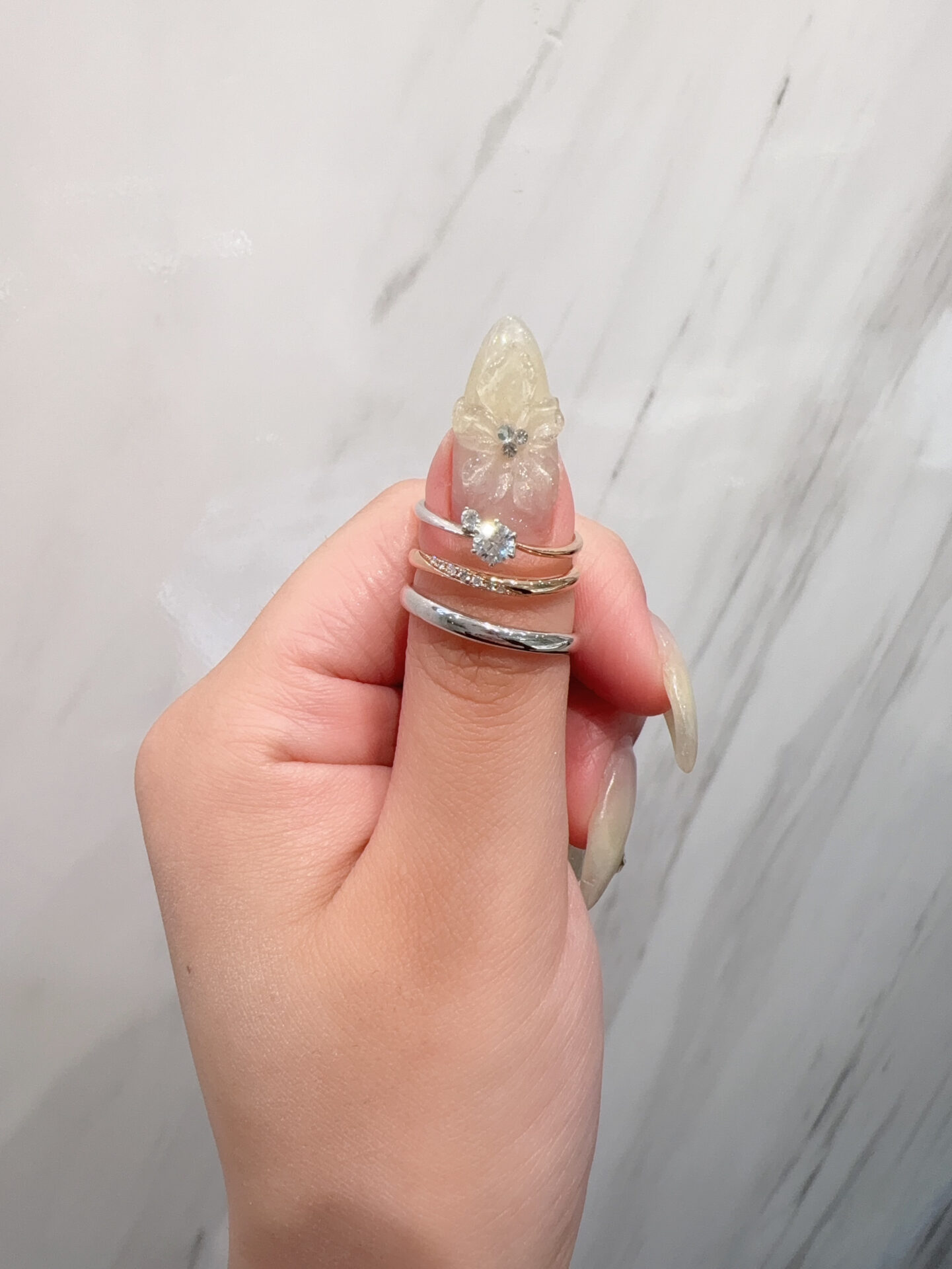 Coffret Couleur(コフレクルール)の婚約指輪と結婚指輪の重ね付け