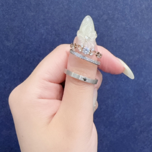PAVEO CHOCORAT（パヴェオ）の重ね付けの婚約指輪と結婚指輪の重ね付け