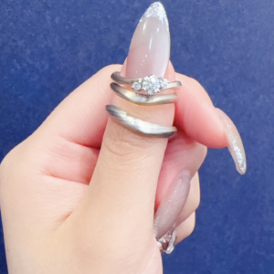 輝彩杢目（きさいもくめ）の婚約指輪と結婚指輪の重ね付け