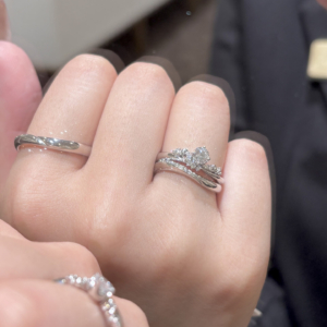 Mariage ent（マリアージュエント）の婚約指輪と結婚指輪の重ねづけ