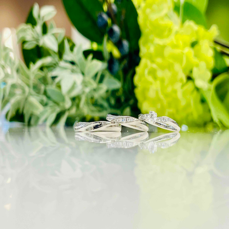 Something Blue Aither（サムシングブルーアイテール）の婚約指輪と結婚指輪の重ね付け